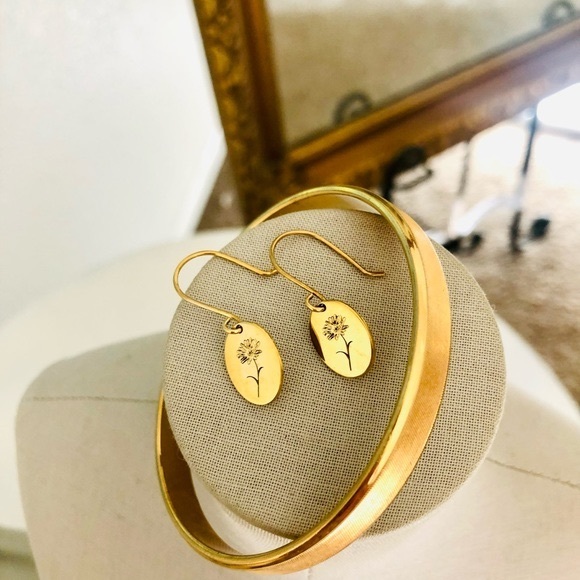 Vintage Signed Bracelet & Dainty Etched Flower Earrings - Picture 3 of 11